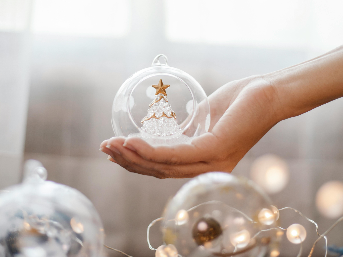 Adventskalender selber machen Idee mit Christbaumkugeln