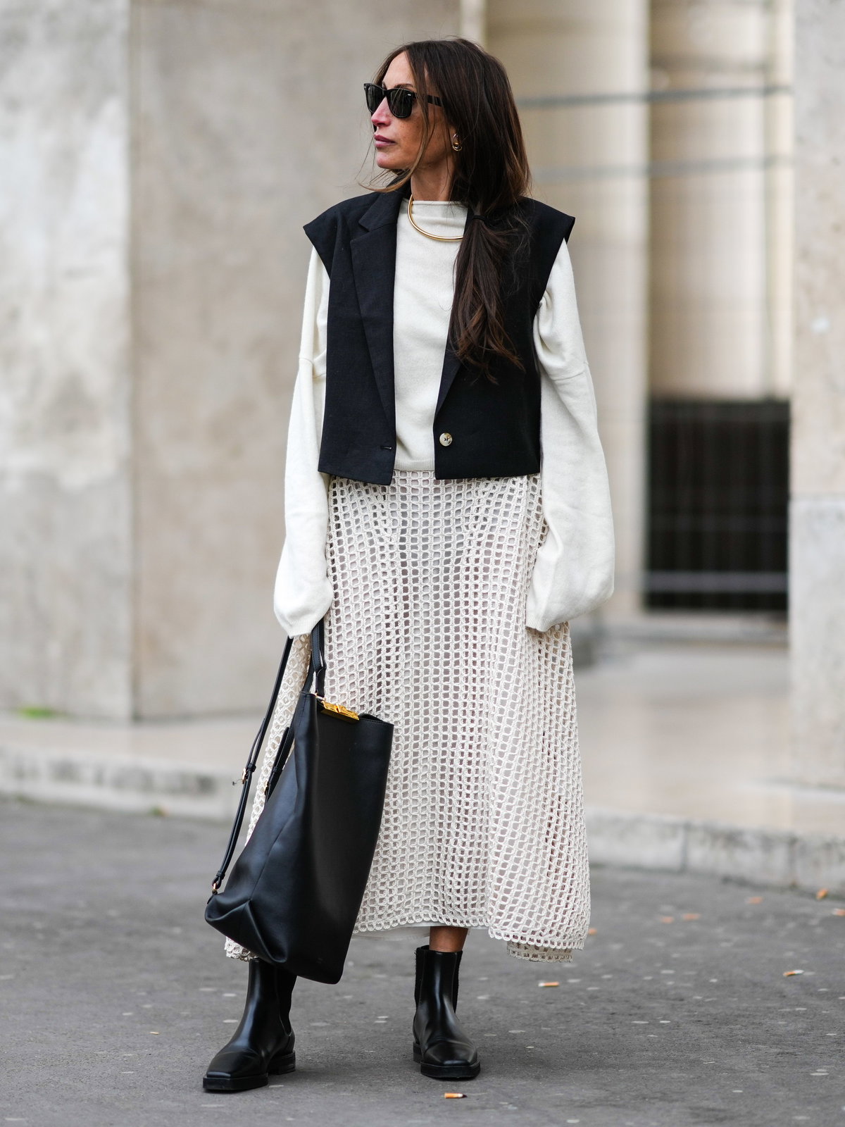 Chloe Harrouche trägt Ankle Boots im Streetstyle
