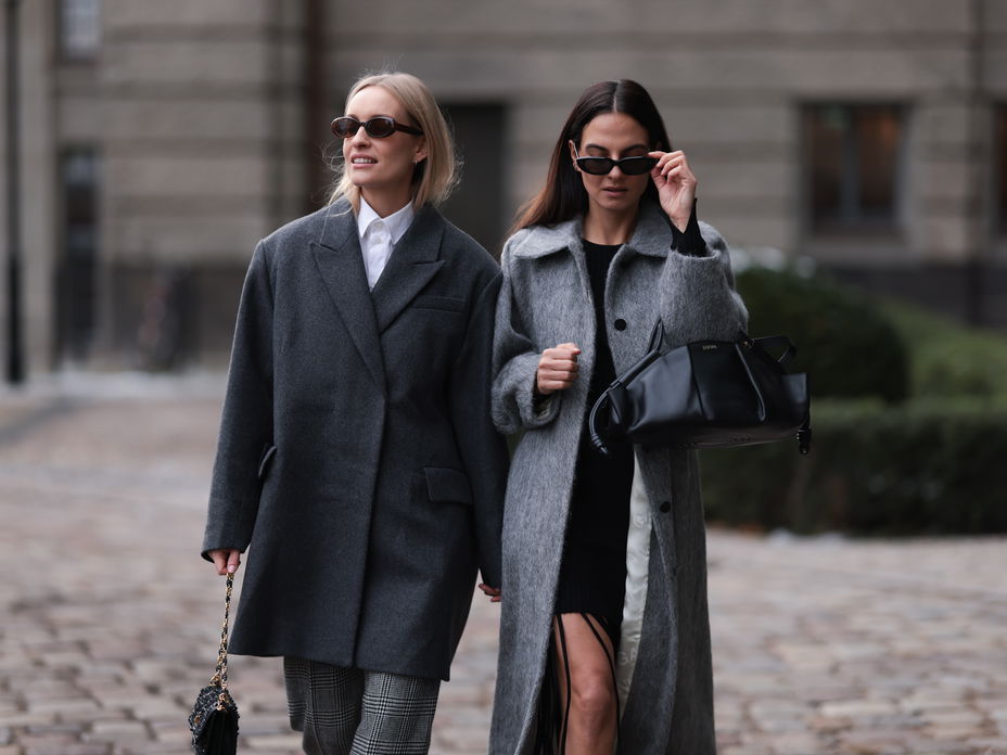 Zwei Frauen tragen Business-Looks im Streetstyle
