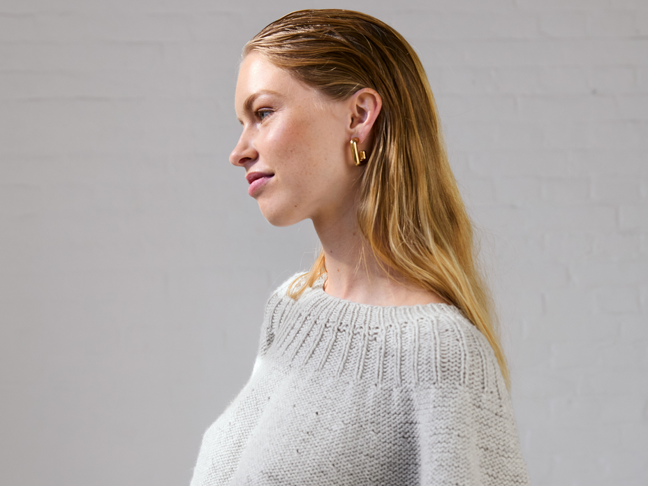 Model in Cashmere Kiss Pullover von Lana Grossa