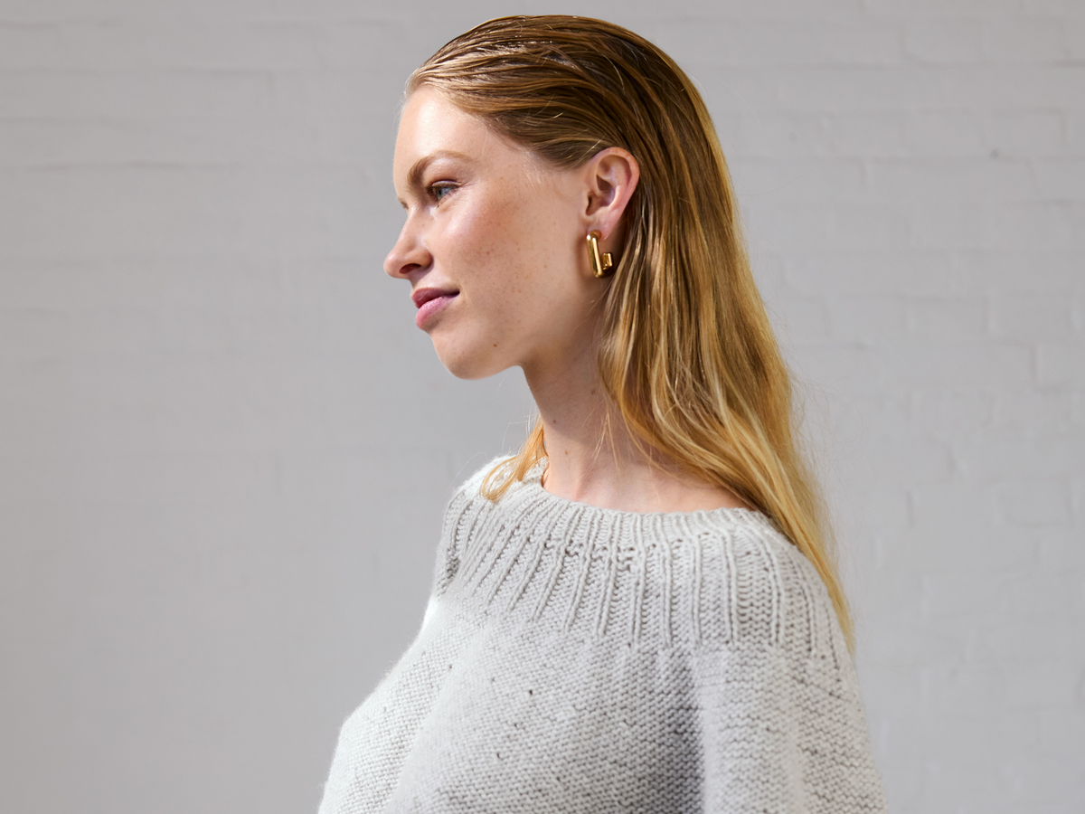 Model in Cashmere Kiss Pullover von Lana Grossa