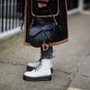 Dr. Martens Outfits: So kombinieren Streetstyle-Profis die angesagten Stiefel – in jeder Jahreszeit