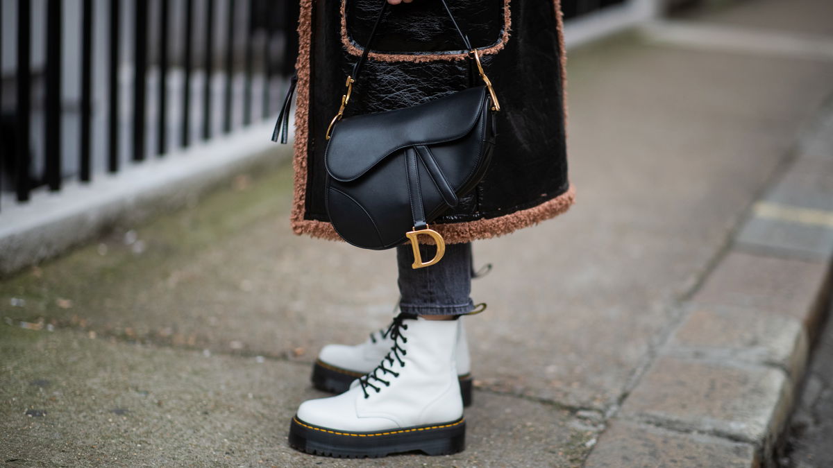Dr. Martens Outfits: So kombinieren Streetstyle-Profis die angesagten Stiefel – in jeder Jahreszeit