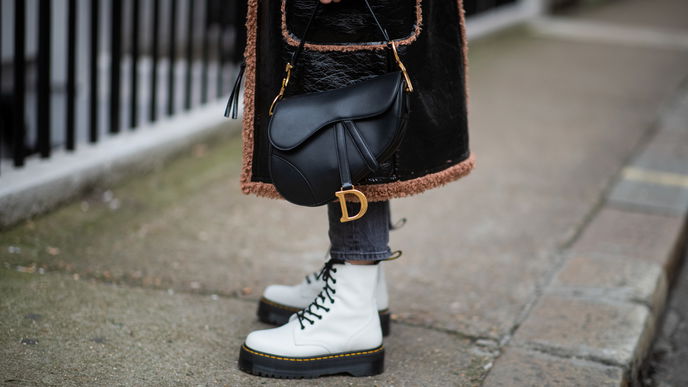 Dr. Martens Outfits: So kombinieren Streetstyle-Profis die angesagten Stiefel – in jeder Jahreszeit