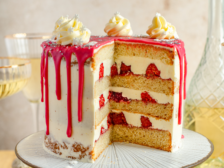 Eisprinzessin-Torte mit Buttercreme und Himbeeren