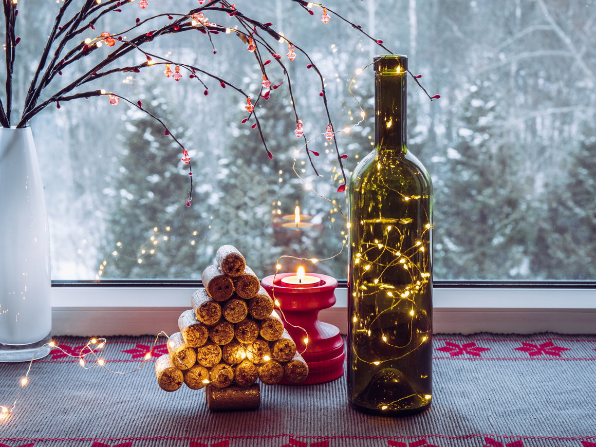 Weihnachtliche Deko auf der Fensterbank