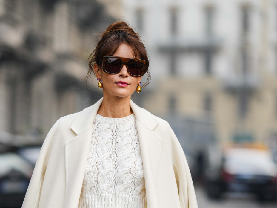 Besucherin der Milan Fashion Week mit einer französischen Haarnadel im Haar