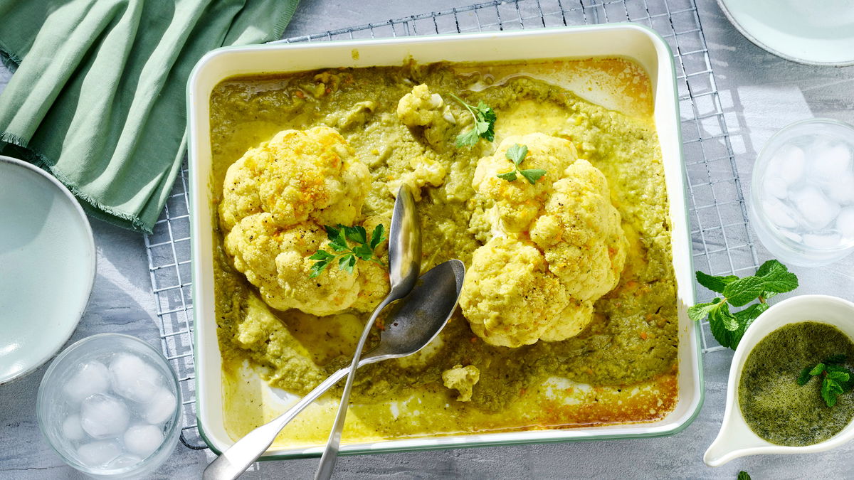 Rezept für ganzen gebackenen Blumenkohl mit Minzsauce 