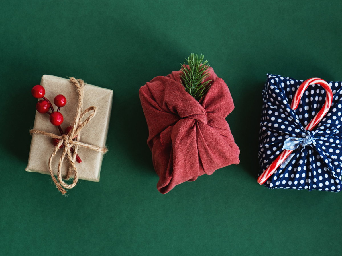 Weihnachtsgeschenke in Stoffresten verpackt