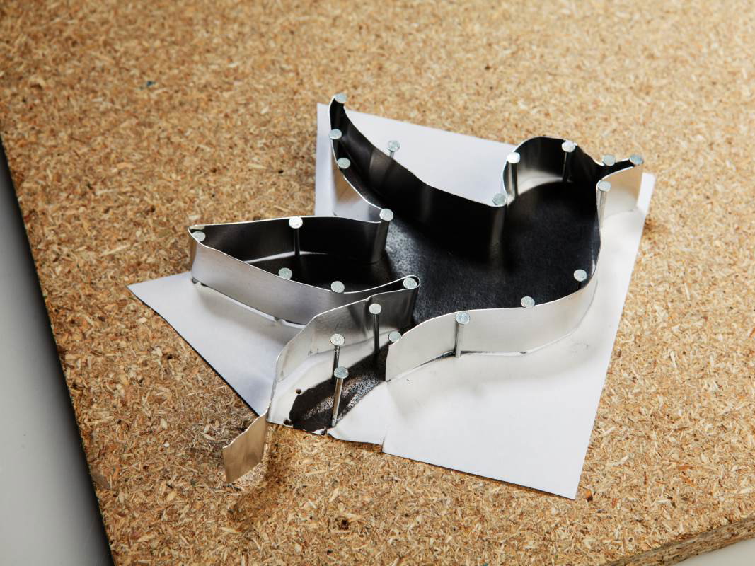 Keksausstecher selber machen - Schritt 3: Aluminium-Blech in Ausstecher-Form bringen