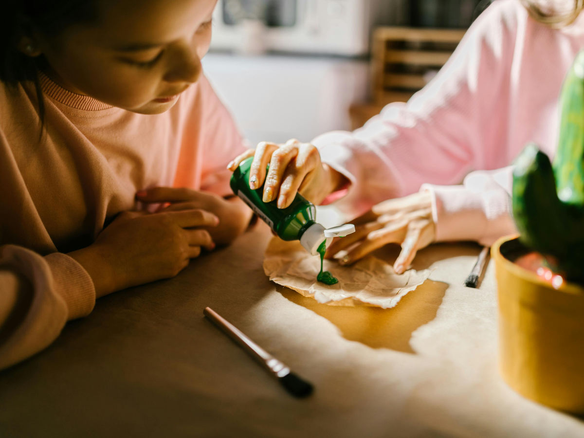 Kinder beim Basteln