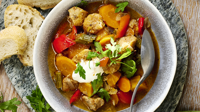 Ofengulasch mit Süßkartoffeln und Paprika: Unser One-Pot-Soulfood macht satt und zufrieden
