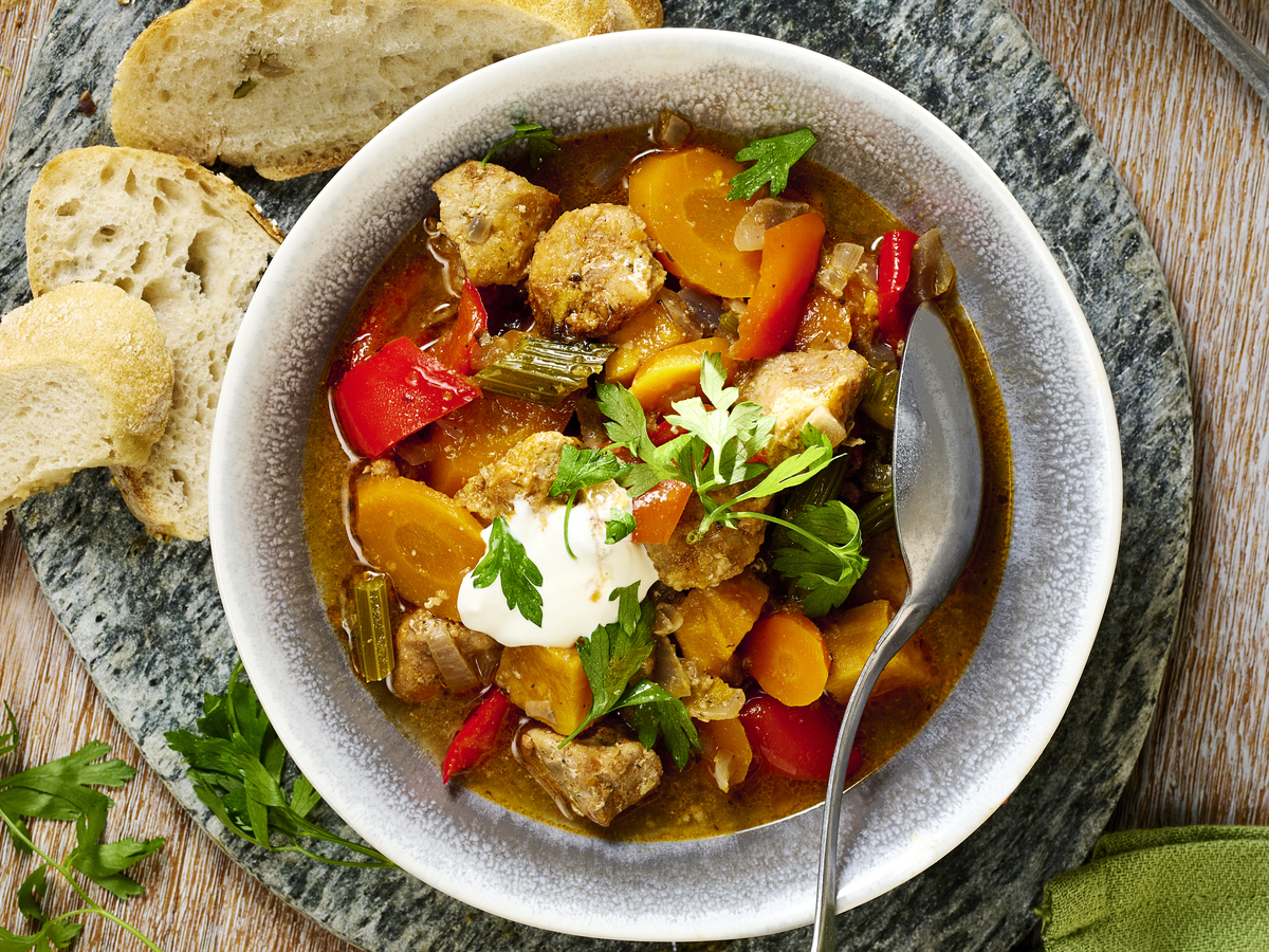 Ofengulasch mit Paprika in einer Schüssel angerichtet.