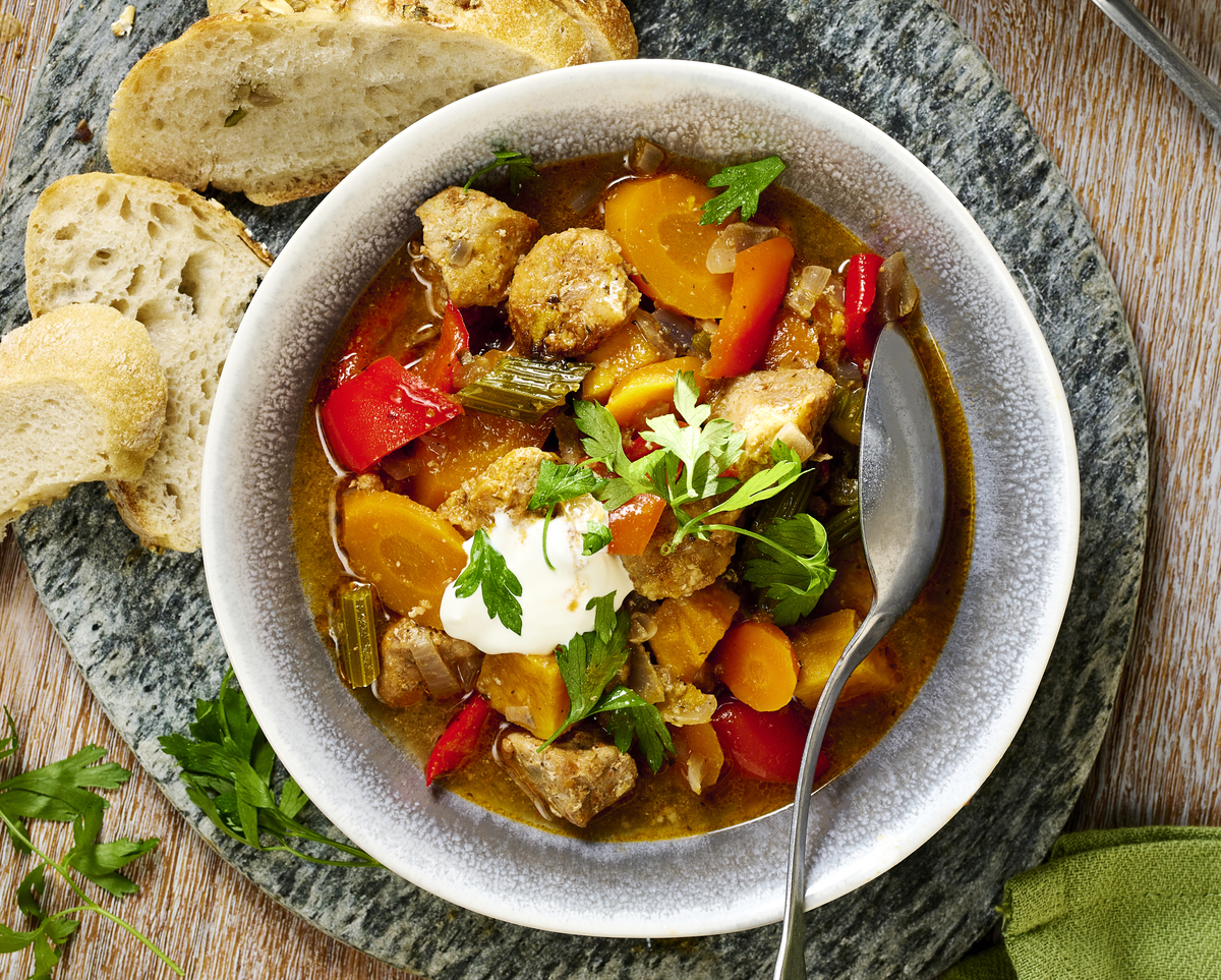 Ofengulasch mit Paprika in einer Schüssel angerichtet.