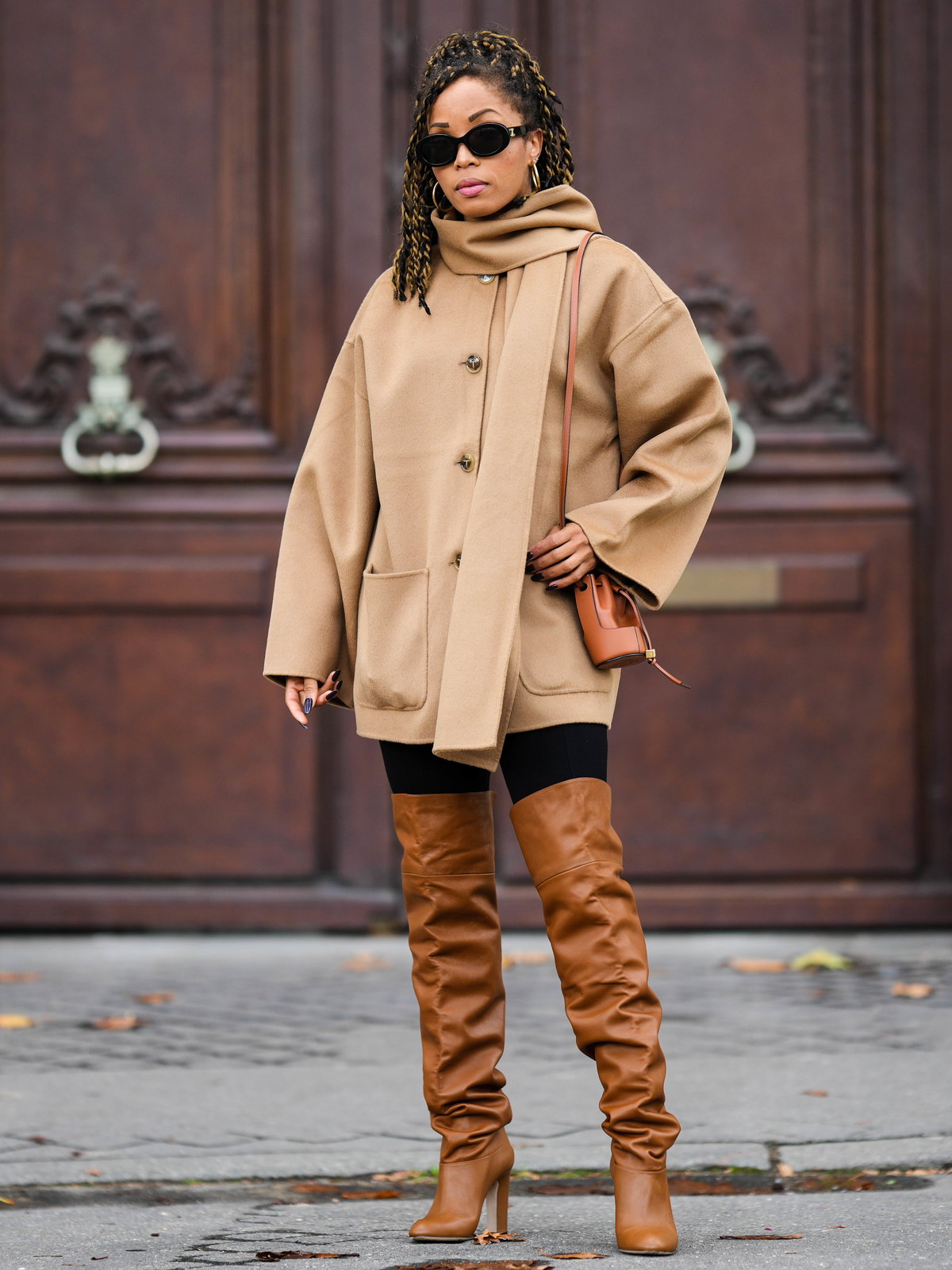 Ellie Delphine trägt Overknees im Streetstyle