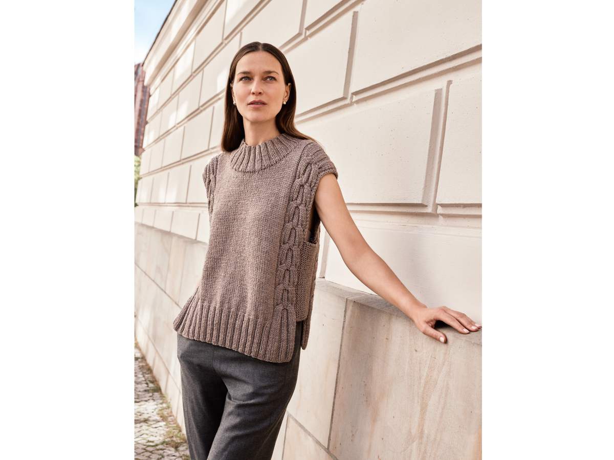 Model mit Zopfmuster-Pullunder von Lana Grossa