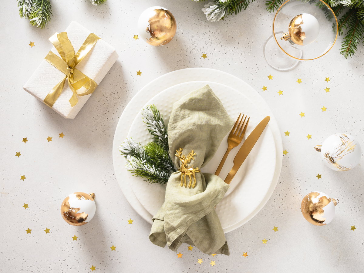 Serviettenring mit goldenen Elementen