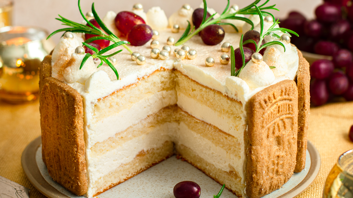 Spekulatius-Torte mit Birne für den Adventskaffee mit der Familie