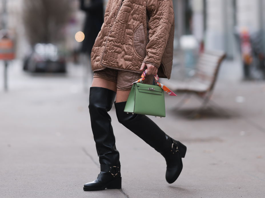 Karin Teigl trägt Overknee-Stiefel im Streetstyle