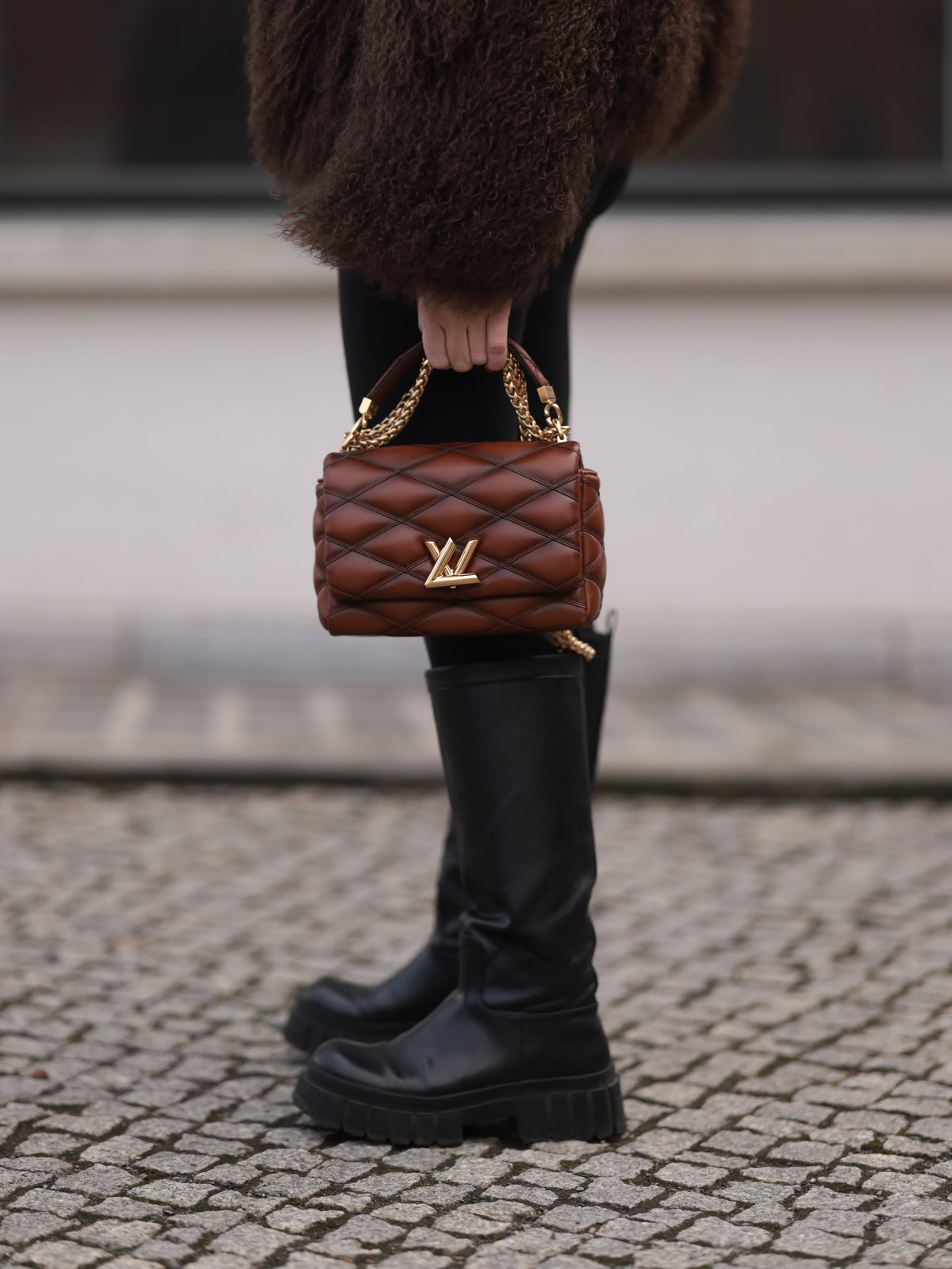 Sonia Lyson trägt Chunky Boots im Streetstyle