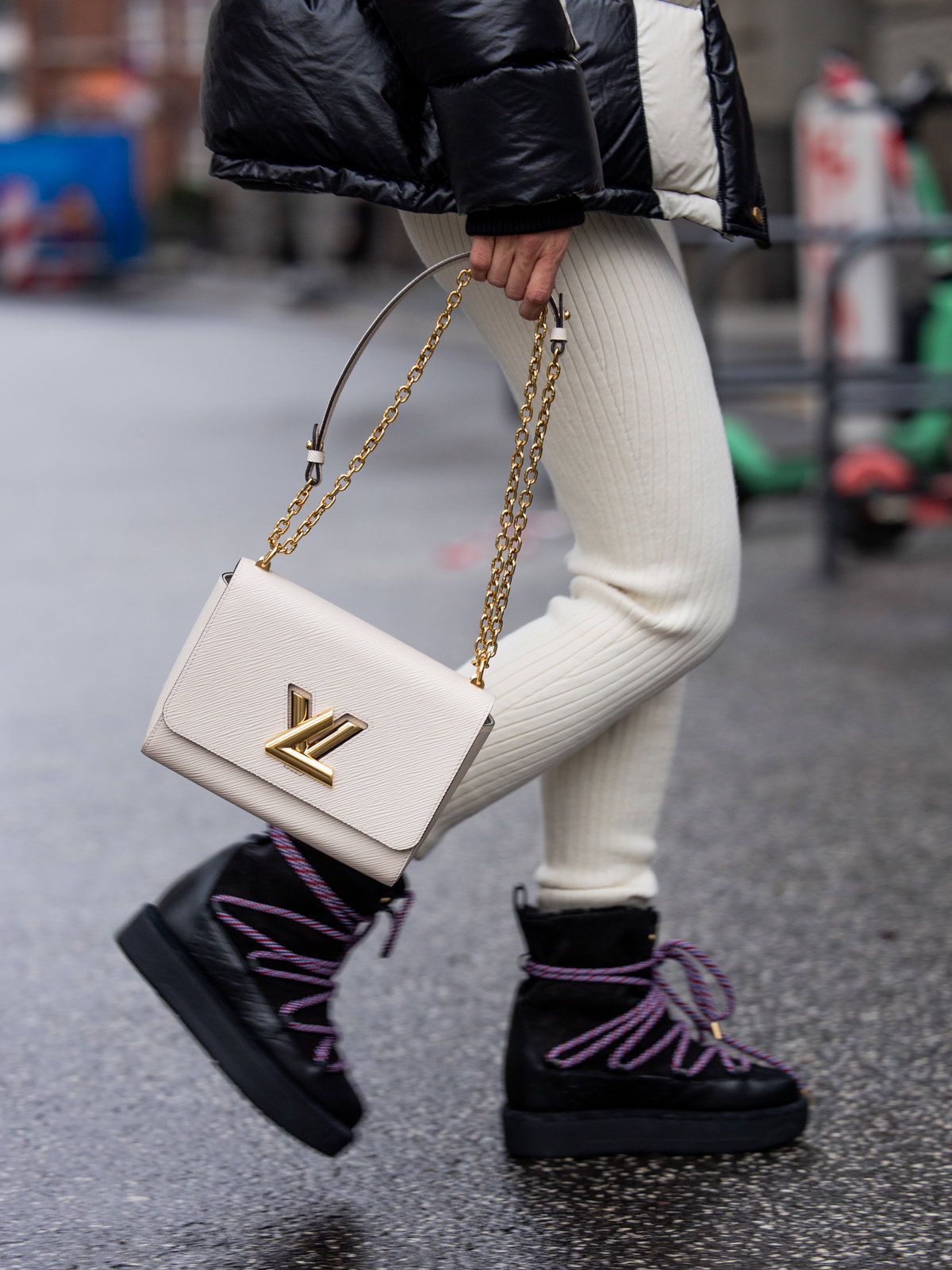 Lea Naumann trägt Schnürstiefel im Streetstyle
