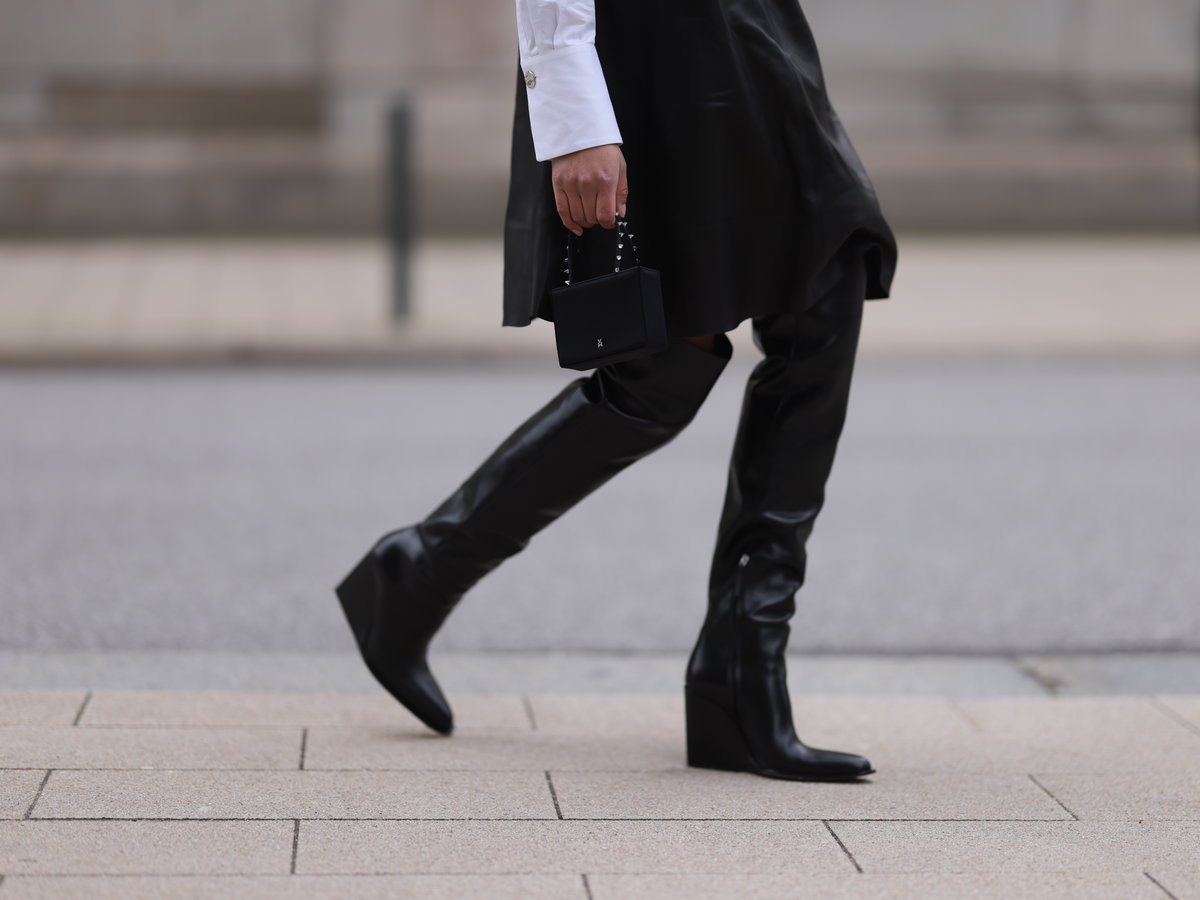 Cherifa Akili trägt Stiefel für breite Füße im Streetstyle