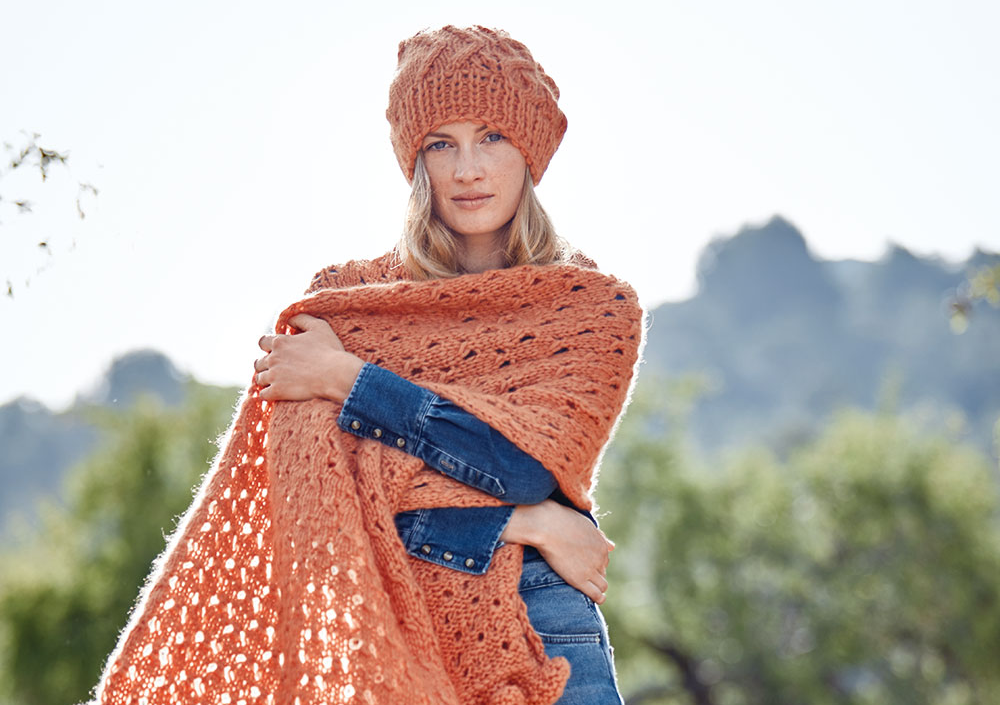 Model in gestrickter Kaschmirmütze und Stola von Lana Grossa