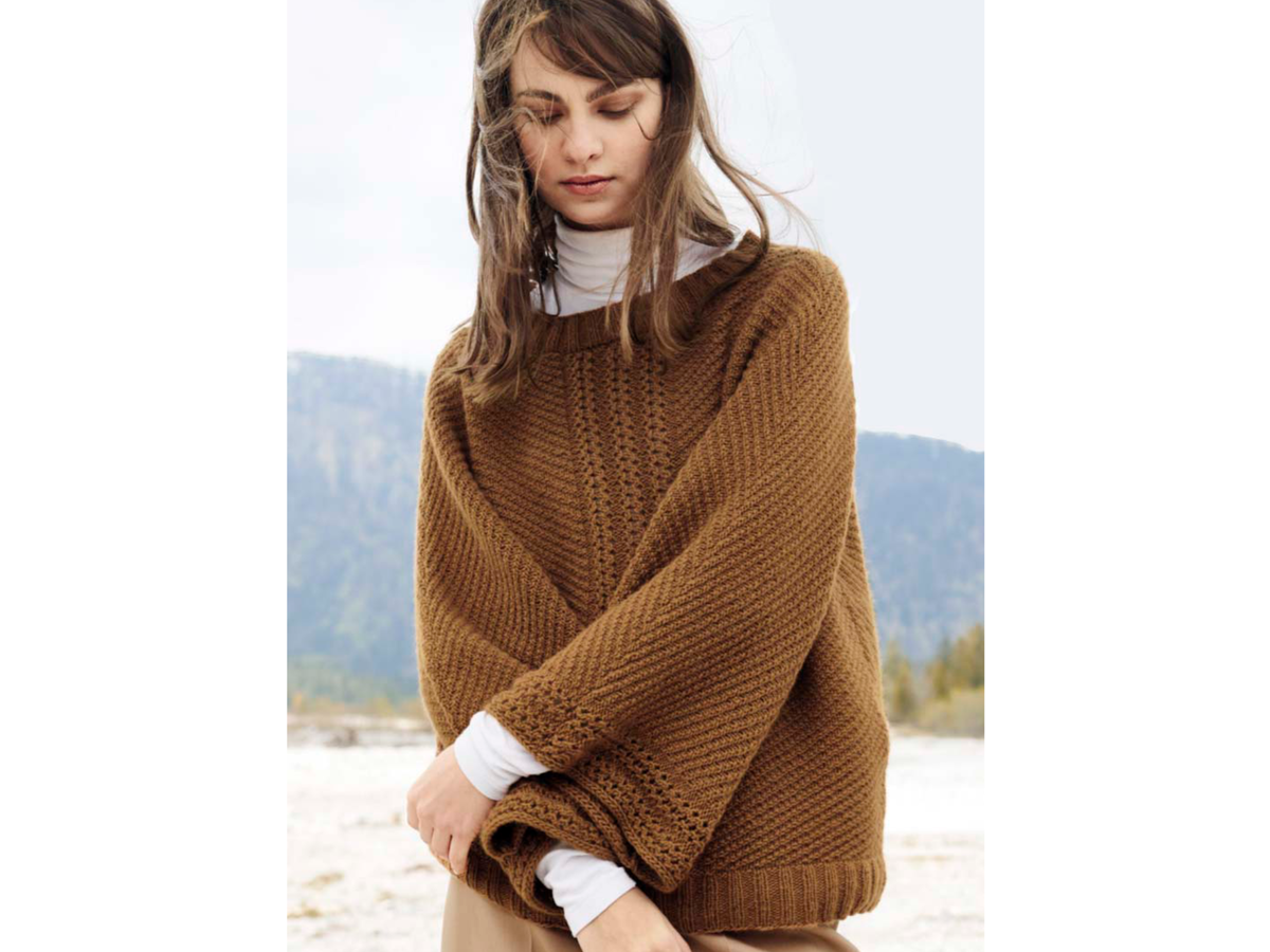 Model in hellbraunem Mustermix-Pullover aus Kaschmir von Lana Grossa