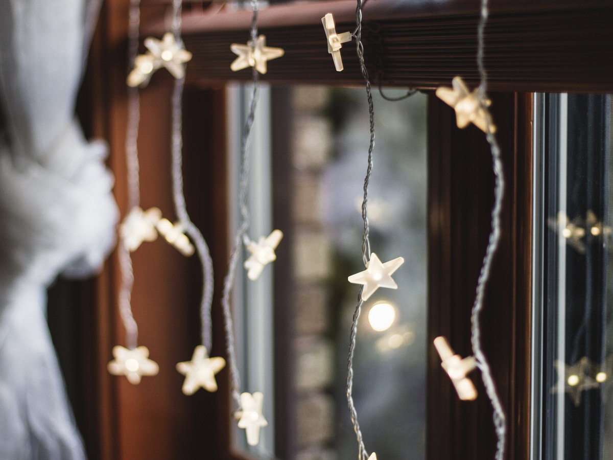 Lichterketten am Fenster