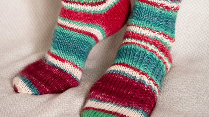Weihnachtliche Socken stricken - kostenlose Anleitung für eine kuschelige Adventszeit