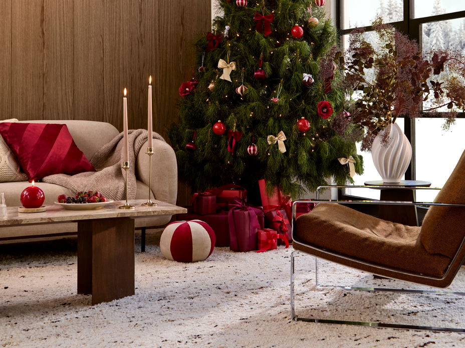 Ein weihnachtlich geschmücktes Wohnzimmer