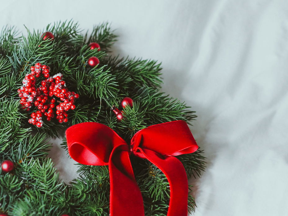Adventskranz mit roter Schleife