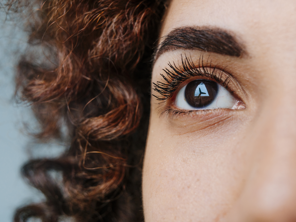 Mit Löffel gebogene Wimpern