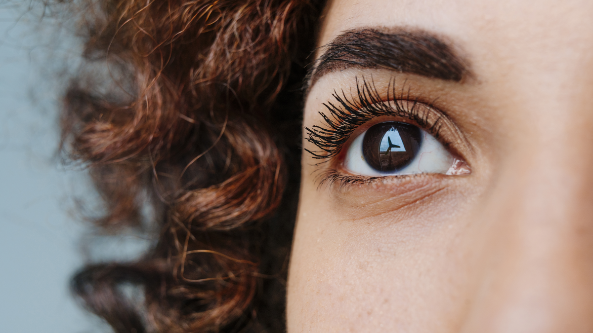 Wimpern mit Löffel biegen: Dieser Trick sorgt in Sekunden für den perfekten Augenaufschlag