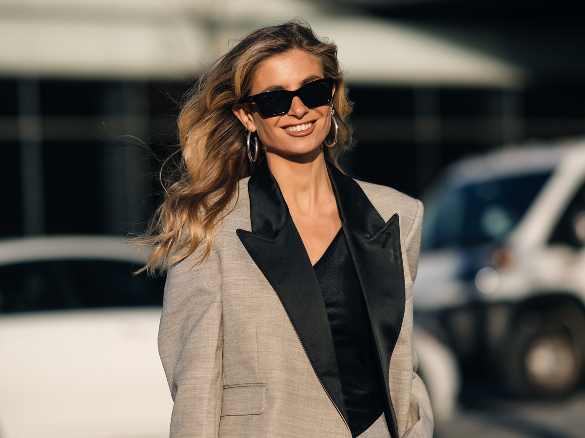 Xenia Adonts mit kastanienbraunem Lippenstift