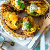 Unser Rezept für BBQ-Kartoffeln wird dank Bacon & Frühlingszwiebeln richtig würzig