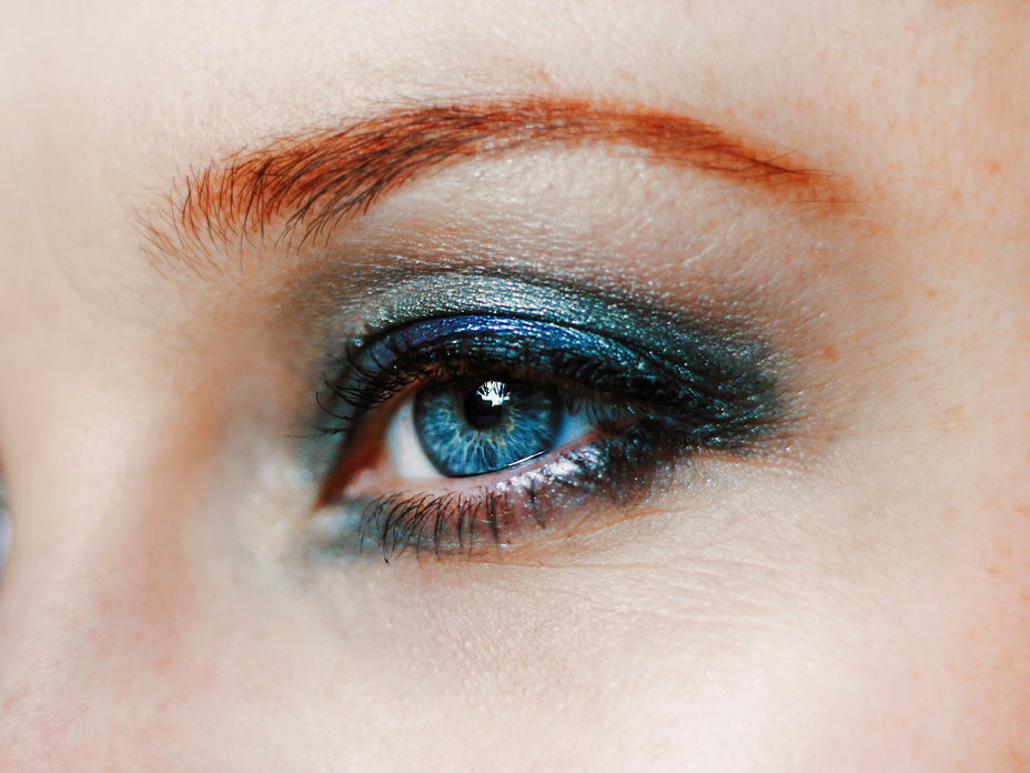 Frau mit dem besten Glitzer-Lidschatten auf den Augen
