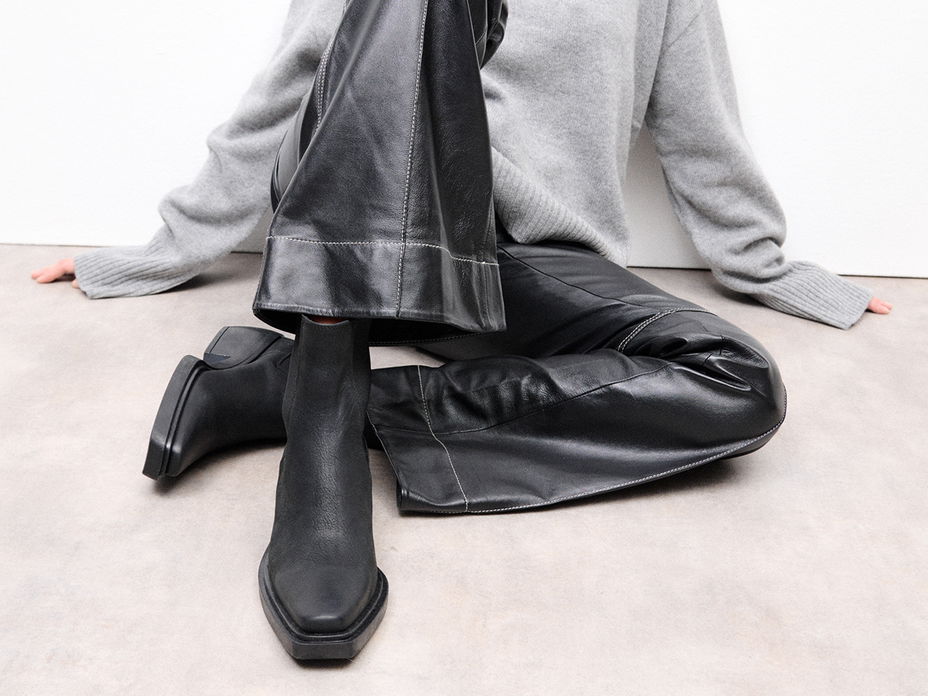 Frau trägt Schuhe von Copenhagen Studios