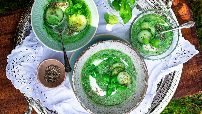 Rezept für kalte Gurken-Basilikum-Suppe, die gesund & kalorienarm ist