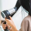 Haare lufttrocknen oder föhnen? Was wirklich besser ist, laut Expertin