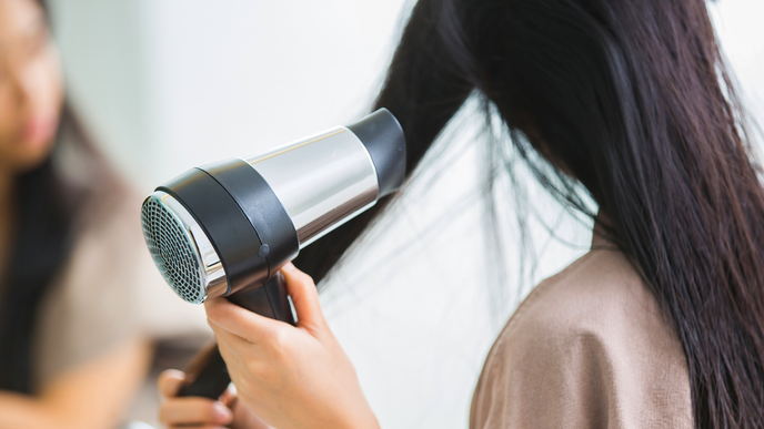 Haare lufttrocknen oder föhnen? Was wirklich besser ist, laut Expertin