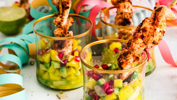 Rezept für saftige Hähnchen-Spieße mit Avocado-Mango-Salat - mit leichter Schärfe