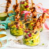 Rezept für saftige Hähnchen-Spieße mit Avocado-Mango-Salat - mit leichter Schärfe 