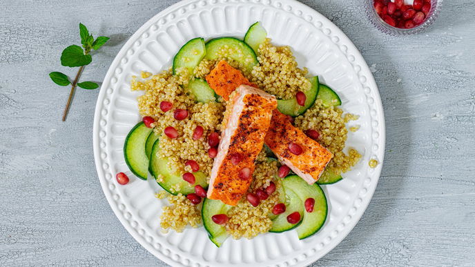 Lachs mit Quinoa und Gurken: Proteinreiches Rezept, das beim Abnehmen hilft