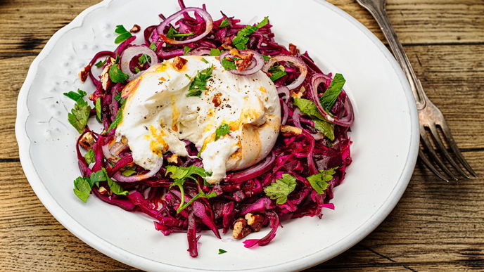Lauwarmer Rotkohlsalat mit Burrata - unser Lieblingsrezept für kalte Wintermonate