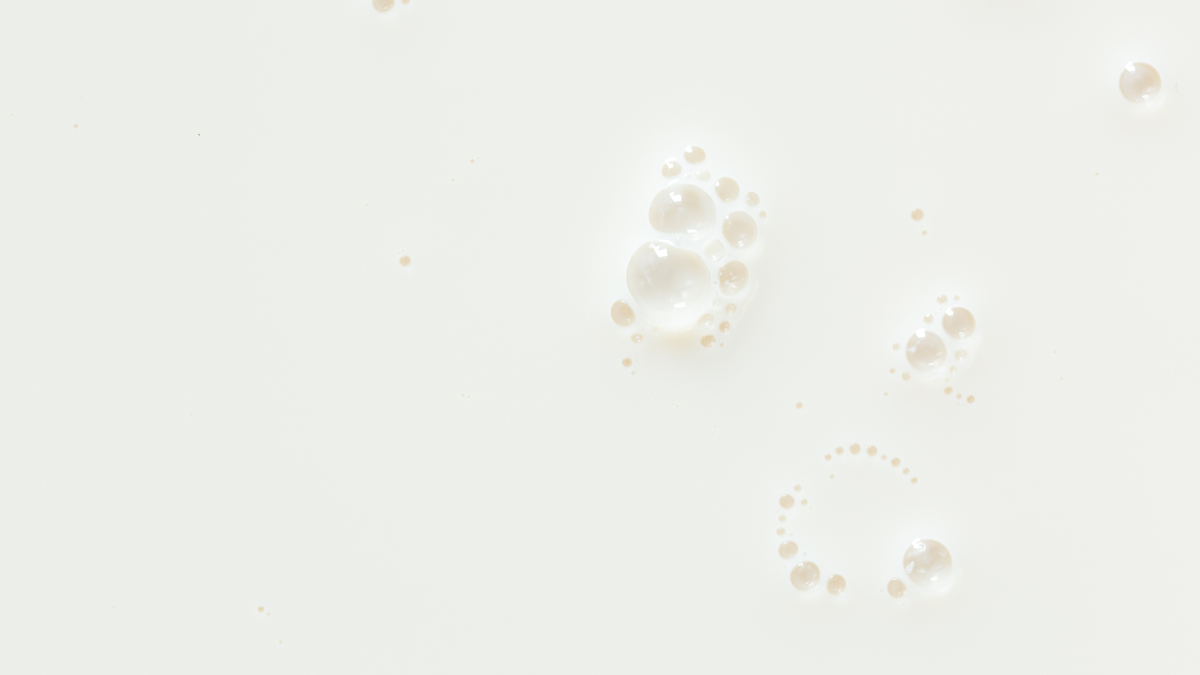 Cremig, sanft und so besonders: Dieses Parfum von Douglas duftet wie warme Milch mit Honig