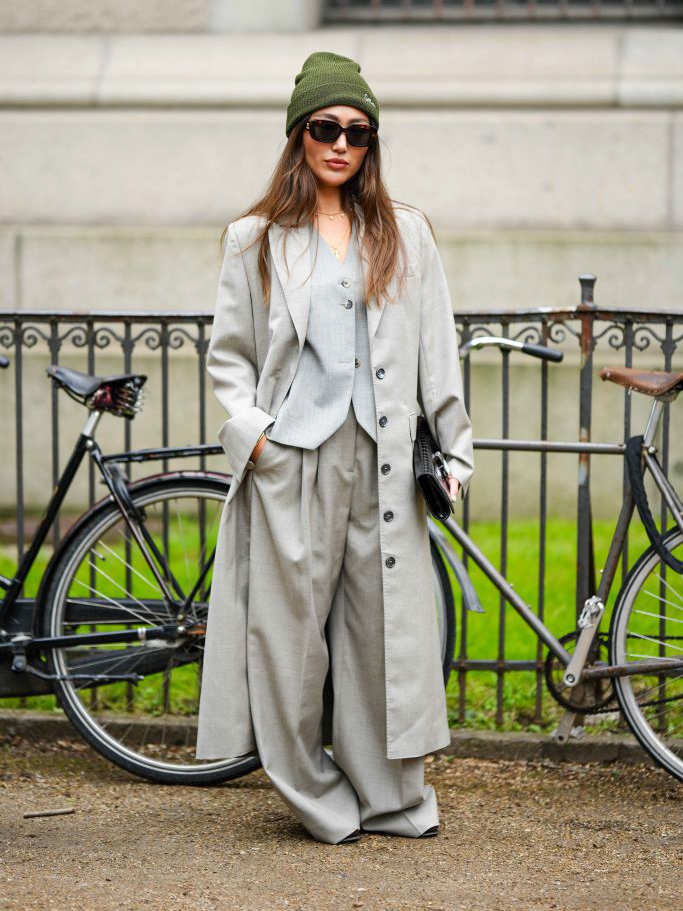 Eine Fashion-Week-Besucherin mit Pantone "Mocha Mousse"-Haarfarbe