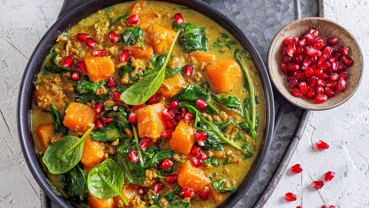 Rezept für schnelles One-Pot-Curry mit Hackfleisch, Süßkartoffeln & Spinat - so schön aromatisch