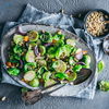 Rosenkohlsalat mit getrockneten Aprikosen & Pinienkernen - leicht, lecker und gut!
