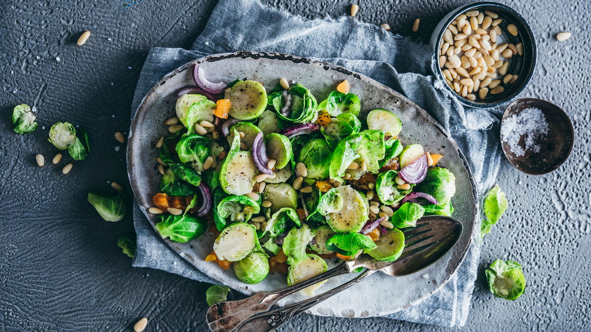 Rosenkohlsalat mit getrockneten Aprikosen & Pinienkernen - leicht, lecker und gut!